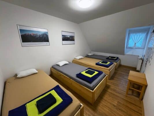 Rezervirajte svoj nastanitev, zasebno sobo ali posteljo na prelazu Vršič, med Kranjsko Goro, izvirom reke Soče in Trento. Zasebna 4-posteljna soba v koči Erjavčeva Vršič Kranjska Gora.