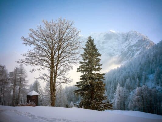 Zakaj pozimi obiskati prelaz Vršič v Sloveniji v bližini Kranjske Gore?