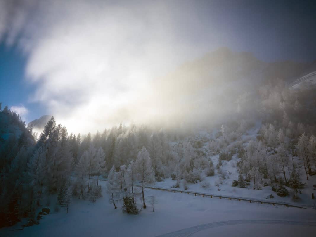 Zakaj pozimi obiskati prelaz Vršič v Sloveniji v bližini Kranjske Gore?