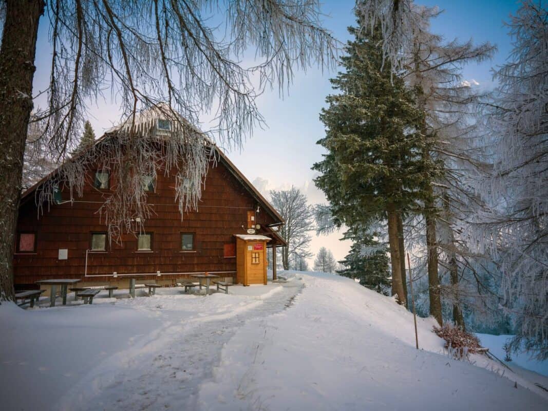 Zakaj pozimi obiskati prelaz Vršič v Sloveniji v bližini Kranjske Gore?