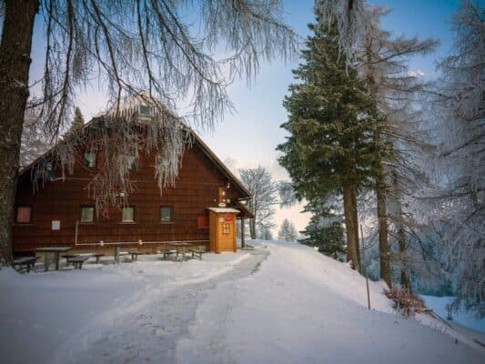Zakaj pozimi obiskati prelaz Vršič v Sloveniji v bližini Kranjske Gore?